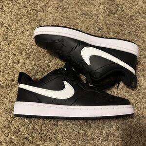 Black & White Nikes sz 7